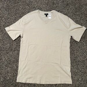 Brand New Men’s Express Relaxed Fit Cream V-Neck T-Shirt Size Small!!